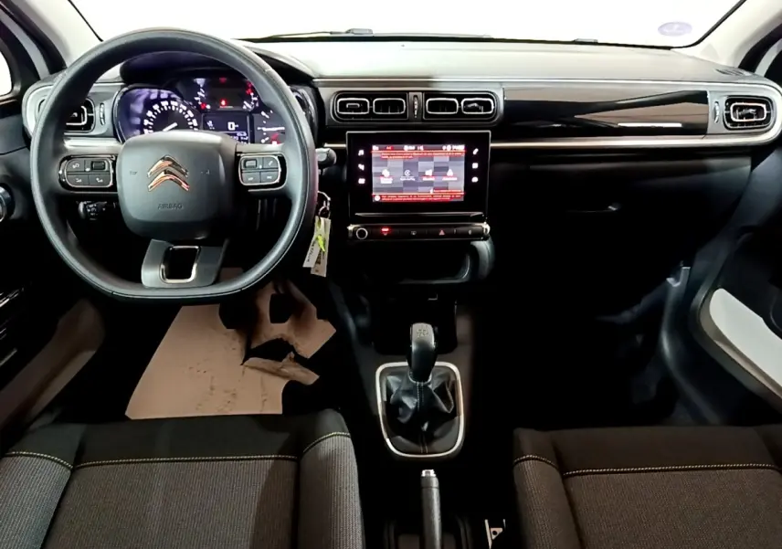 Intérieur de la Citroën C3 2023 PureTech, vue frontale du tableau de bord avec écran tactile et volant multifonctions.