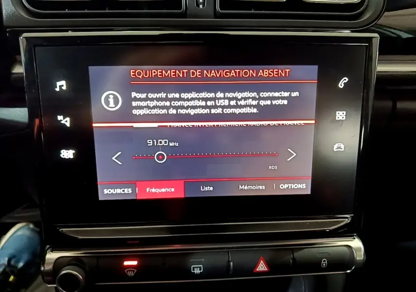 Écran tactile central de 7 pouces affichant un message d'absence de navigation dans une Citroën C3 blanche.