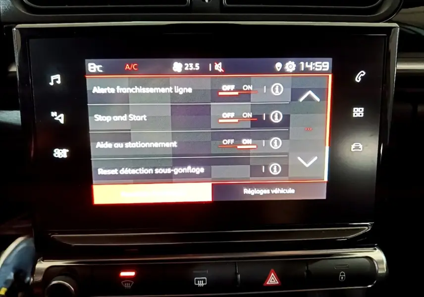 Écran tactile central de la Citroën C3 blanche 2023 affichant les réglages d'aide à la conduite et sécurité