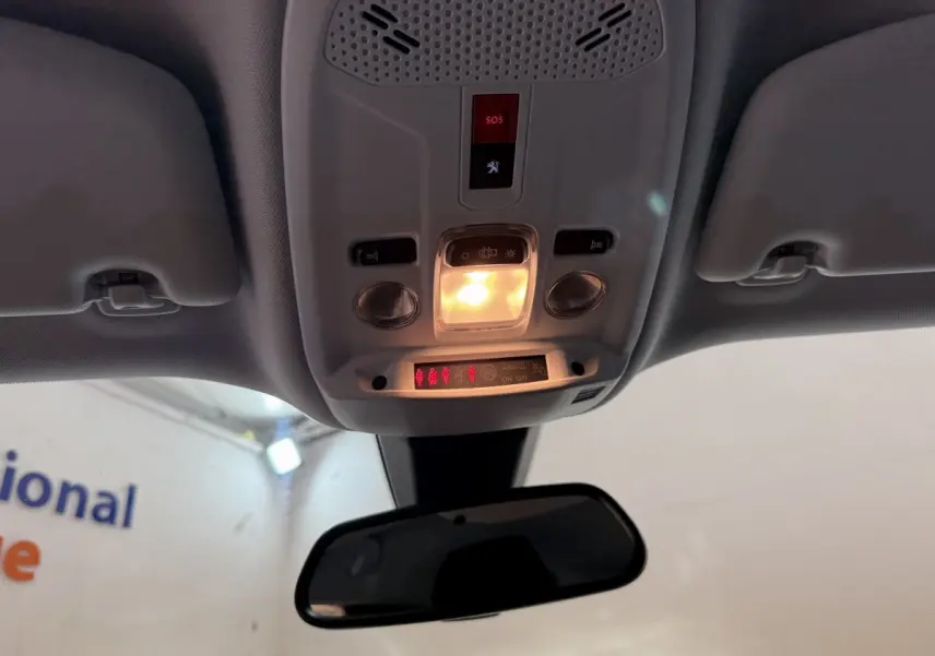 Vue intérieure du plafonnier avec commandes d’éclairage et bouton SOS du Peugeot 2008 orange de 2022.
