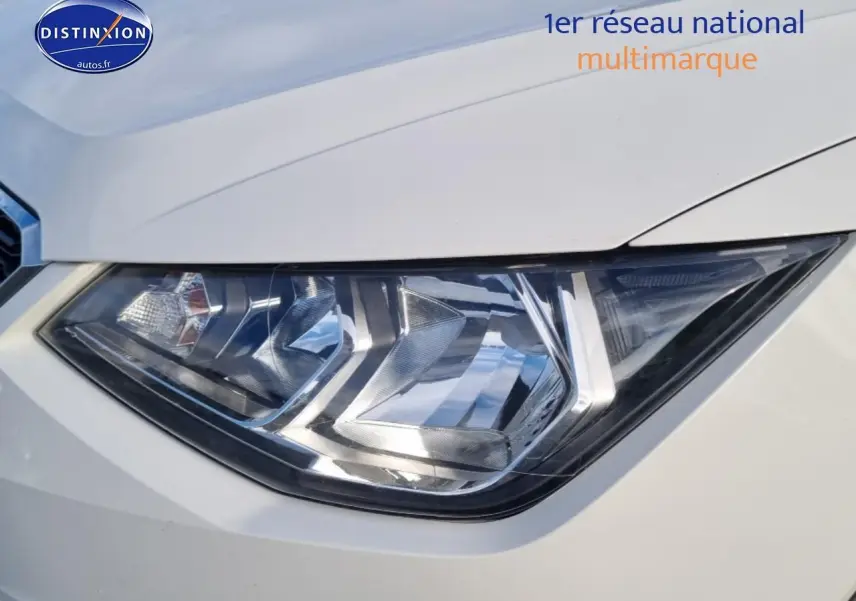 Gros plan sur le phare avant droit blanc d'une SEAT ARONA 2019, mettant en valeur ses lignes anguleuses et son éclairage LED.