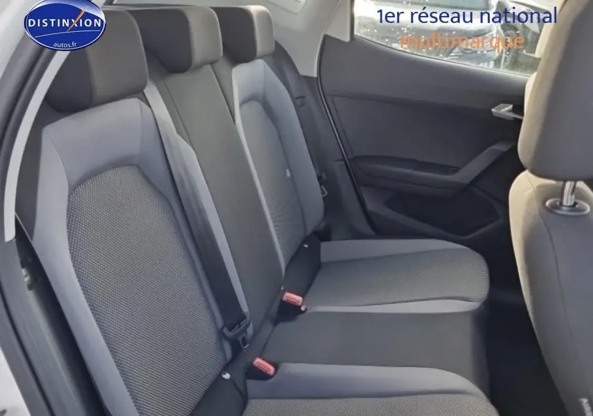 Vue intérieure côté droit sur la banquette arrière tissu gris et noir du SEAT Arona 2019, version Style.