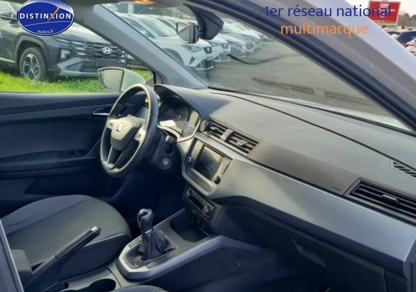 Intérieur de la SEAT Arona 1.6 TDI 115 style 2019, vue côté conducteur, volant cuir et écran tactile central.