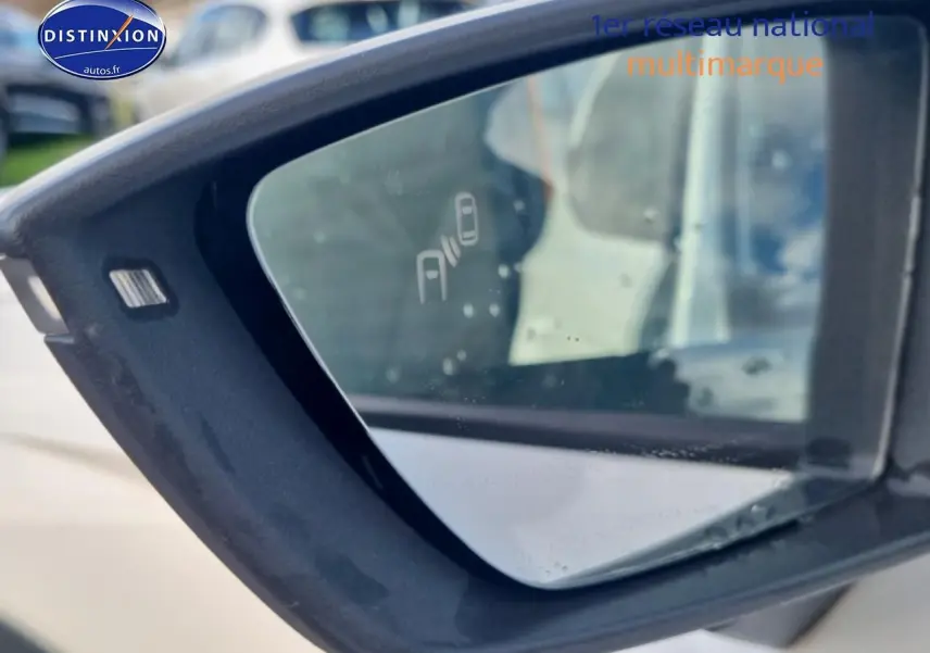 Rétroviseur côté droit blanc de SEAT Arona 2019 avec détection d'angles morts visible sur le miroir.