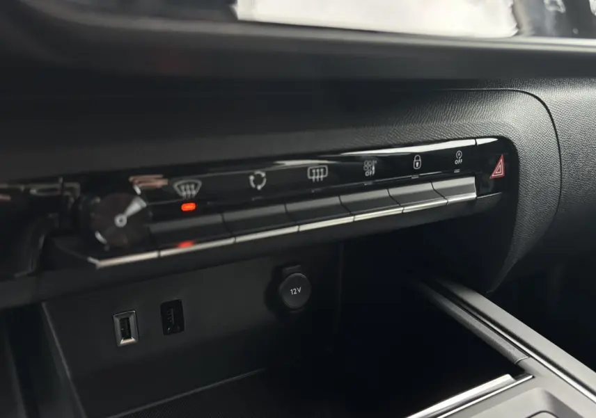 Détail de la console centrale du Citroën C5 Aircross 2025 avec commandes climatisation et prises USB, finition noire.