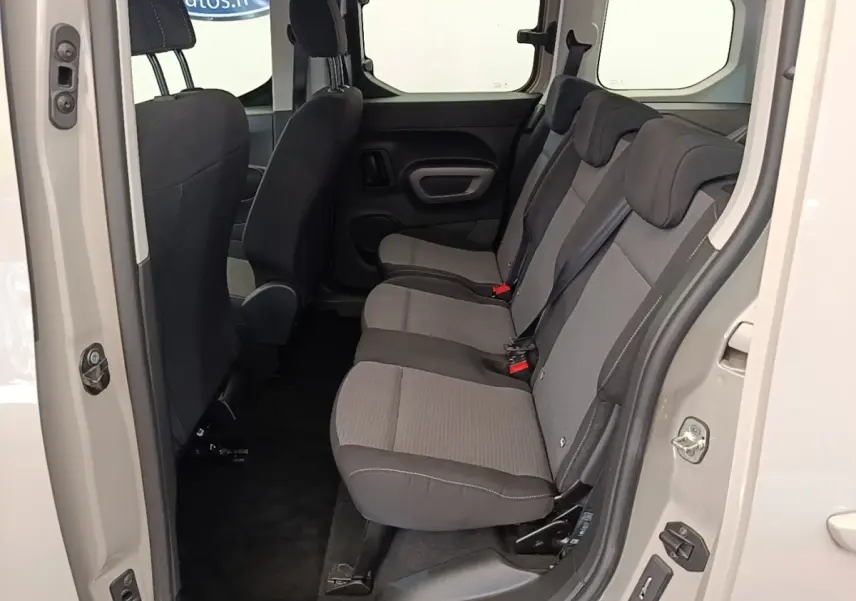 Vue latérale intérieure sur la banquette arrière grise du Toyota Proace City Verso Electric Medium 2022, porte ouverte.