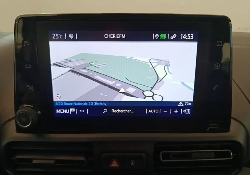 Écran tactile central du Toyota Proace City Verso 2022 affichant la navigation GPS en intérieur noir.