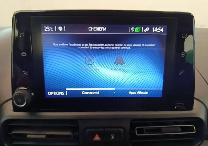 Écran tactile central du Toyota Proace City Verso Electric 2022, affichant options connectivité et apps véhicule.