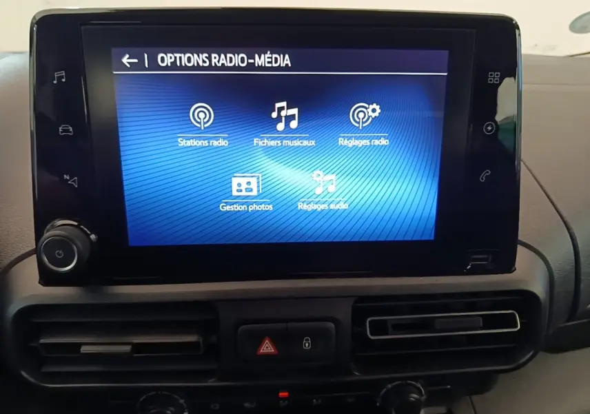Écran tactile central affichant les options radio-média dans l'habitacle du Toyota Proace City Verso gris clair.