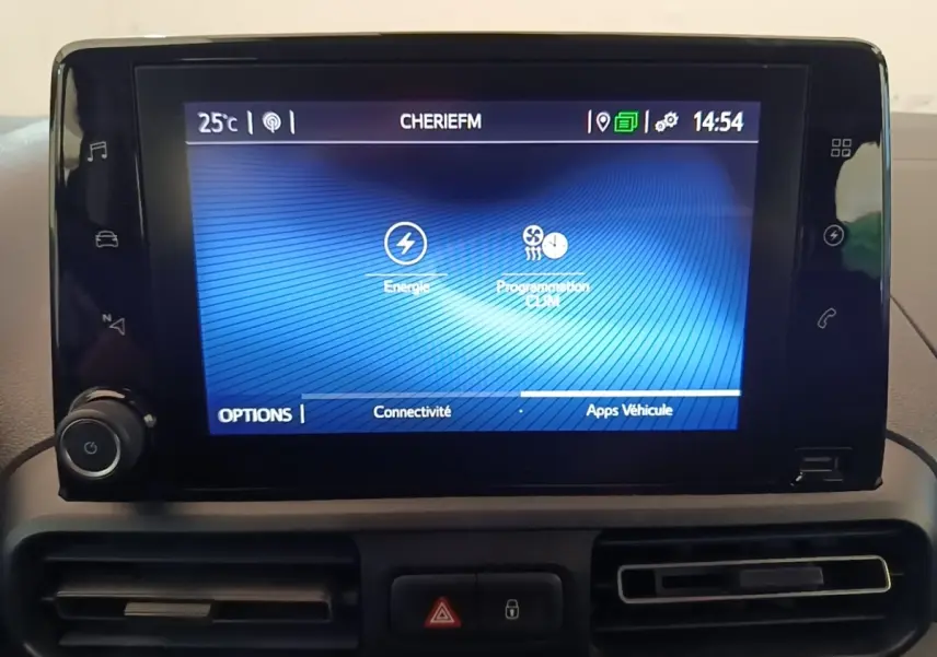 Écran tactile central du tableau de bord du Toyota Proace City Verso électrique, interface bleue avec options énergie et programmation clim.