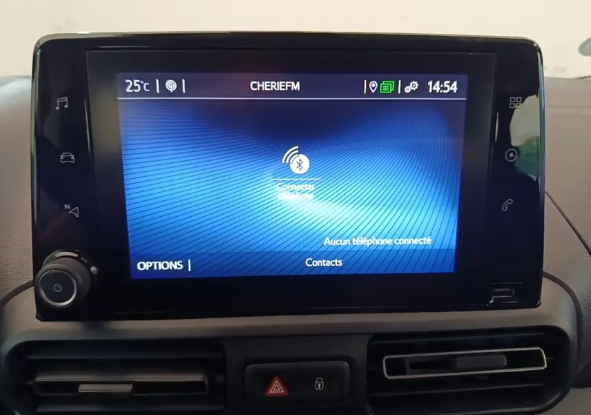 Écran tactile central du tableau de bord du Toyota Proace City Verso électrique, avec affichage Bluetooth actif.