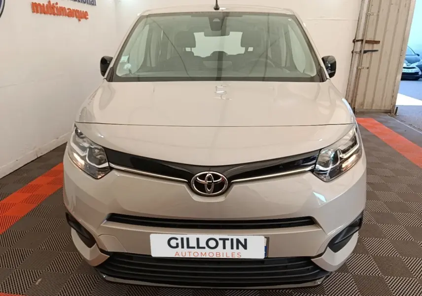 Vue avant d'une Toyota Proace City Verso électrique gris clair, avec calandre noire et logo Toyota visible.