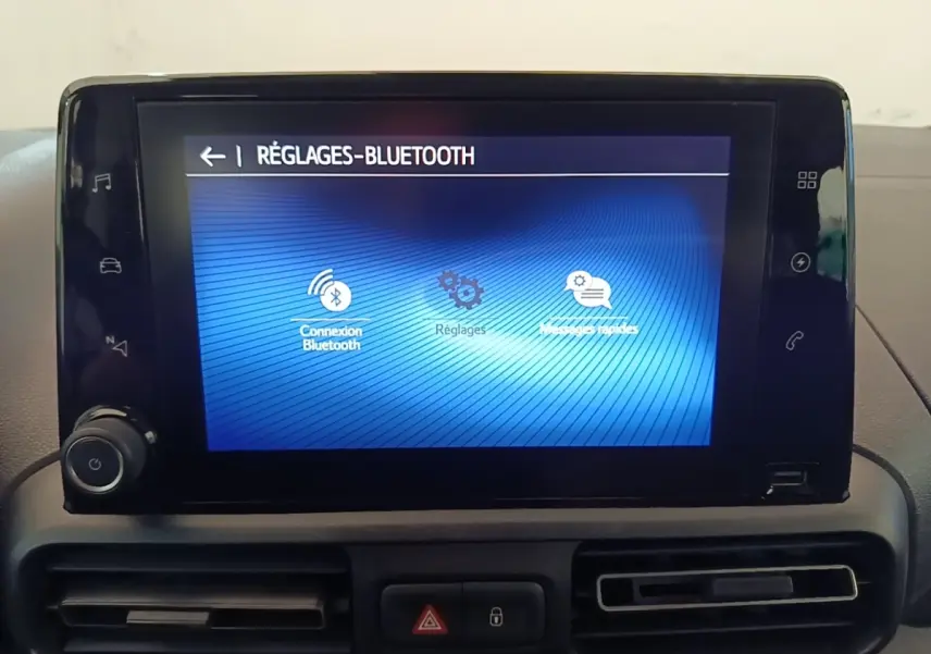 Écran tactile central du Toyota Proace City Verso 2022 affichant le menu réglages Bluetooth, intérieur noir.