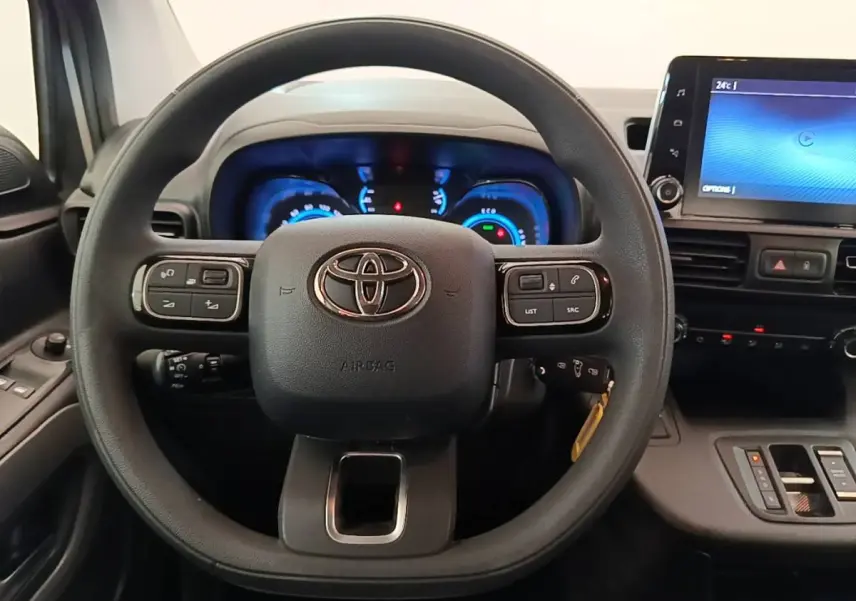 Vue centrée sur le volant noir du Toyota Proace City Verso électrique 2022 avec tableau de bord et écran tactile.