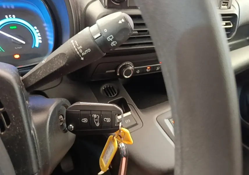 Vue rapprochée de l'intérieur côté conducteur du Toyota Proace City Verso électrique, clé insérée dans le contacteur.