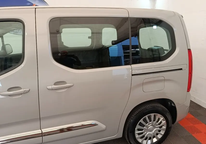 Vue latérale droite du Toyota Proace City Verso gris clair électrique, mettant en valeur la porte coulissante et la jante acier.