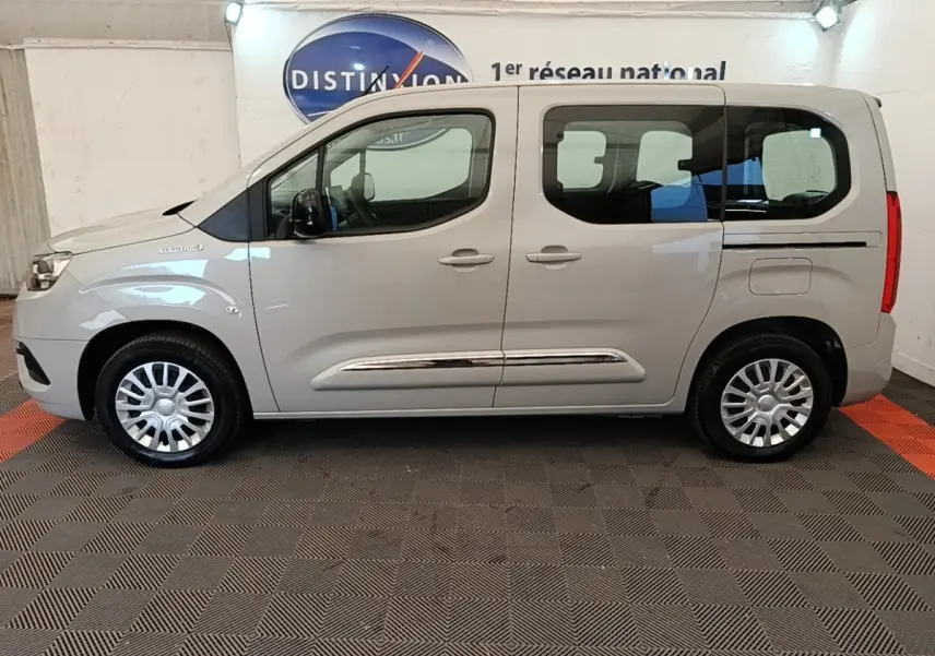 Vue latérale droite d'un Toyota Proace City Verso électrique gris clair, avec portes coulissantes et jantes acier.