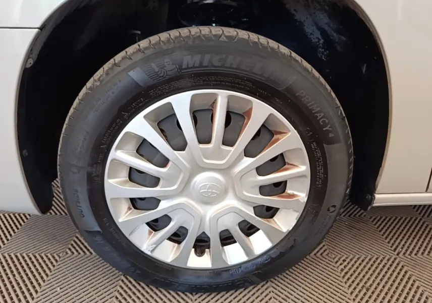 Gros plan sur la roue avant gauche grise d’un Toyota Proace City Verso Electric avec jante en acier et enjoliveur blanc.