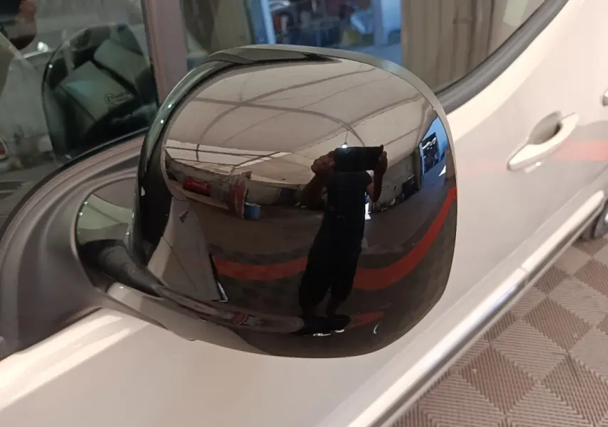 Rétroviseur droit noir brillant sur Toyota Proace City Verso gris clair, vue rapprochée côté passager.