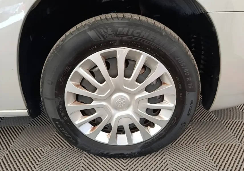 Gros plan sur la roue avant gauche grise du Toyota Proace City Verso Electric avec jante acier et pneu Michelin.