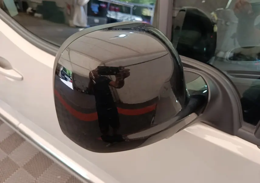 Rétroviseur noir côté conducteur du Toyota Proace City Verso gris clair, vue rapprochée en extérieur.