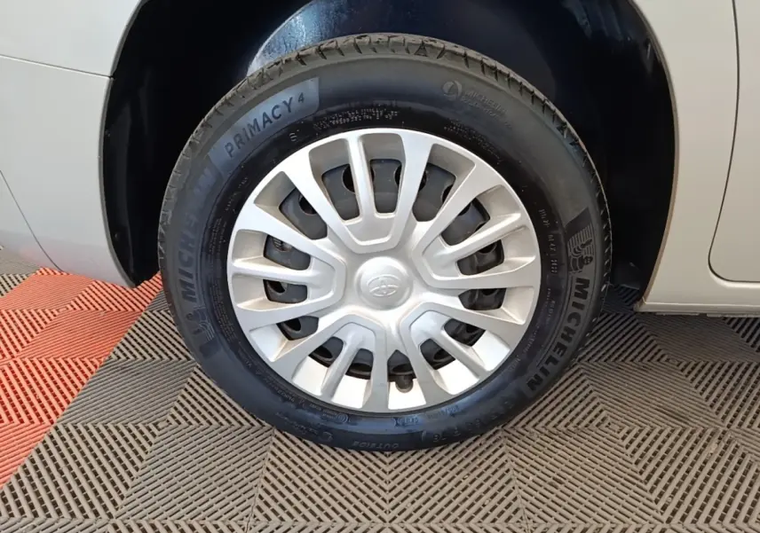 Gros plan sur la roue avant droite gris clair du Toyota Proace City Verso Electric 2022 avec jante en acier et pneu Michelin.
