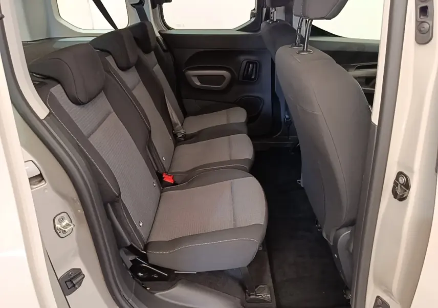 Vue intérieure côté gauche sur les sièges arrière gris du Toyota Proace City Verso Electric Medium 2022.