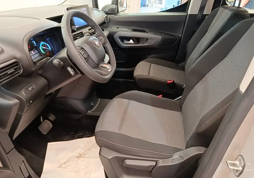 Vue intérieure côté conducteur du Toyota Proace City Verso électrique 2022, sièges gris et tableau de bord moderne.