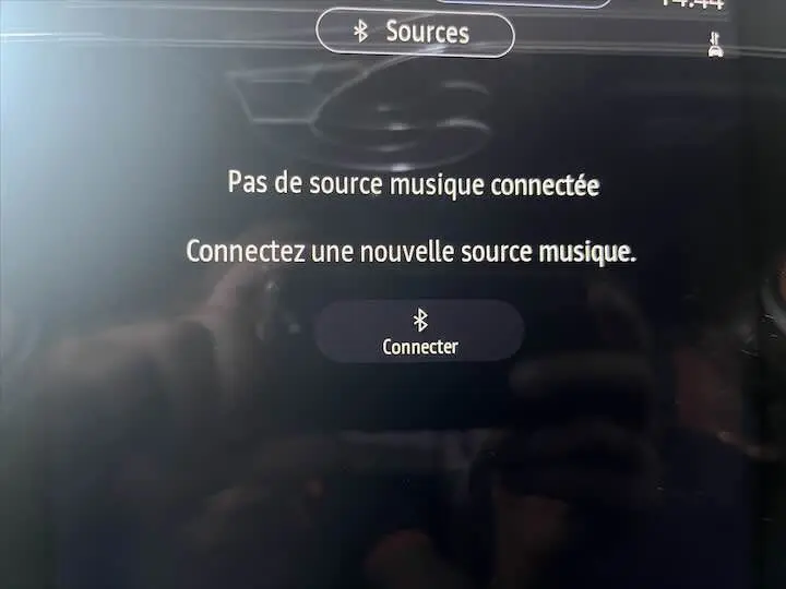Écran tactile du système multimédia de la Renault Clio V blanc nacré, affichant l'option Bluetooth sans source connectée.
