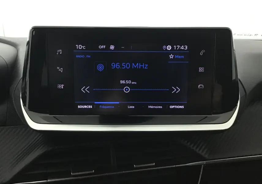 Écran tactile central du tableau de bord du Peugeot 2008 1.2 PureTech 100 Allure, affichant la radio FM à 96,5 MHz.