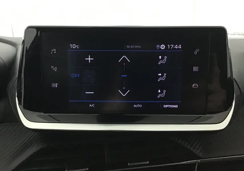 Écran tactile central de la Peugeot 2008 gris platinium, affichant les réglages de climatisation à 17h44.