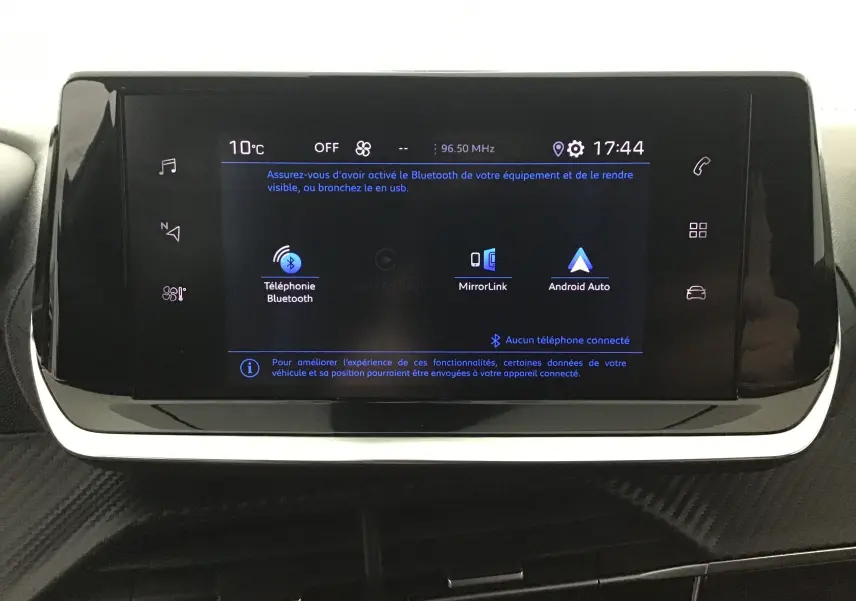 Écran tactile central du Peugeot 2008 2022 affichant les options Bluetooth, MirrorLink et Android Auto, avec interface noire et blanche.