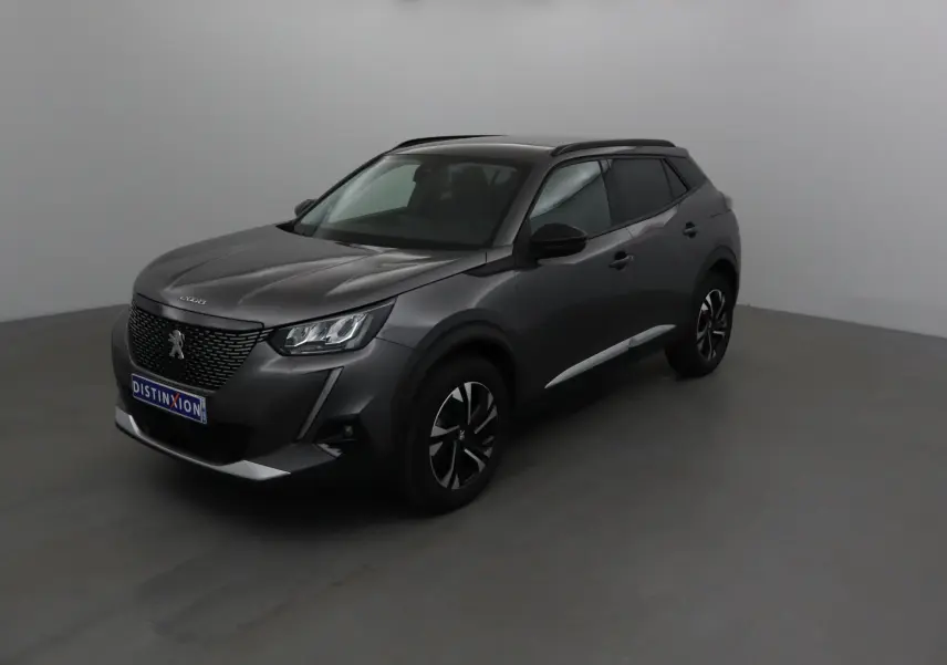 Peugeot 2008 gris platinium en 3/4 avant droit, avec calandre noire et jantes alliage bicolores.