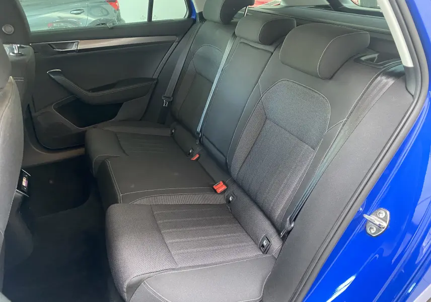 Vue intérieure côté droit des sièges arrière noirs en tissu de la Skoda Superb Combi bleu énergie 2020.