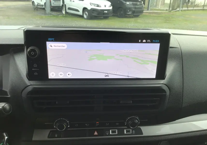 Vue rapprochée de l'écran tactile central du tableau de bord du Citroën Jumpy blanc, affichant un GPS.