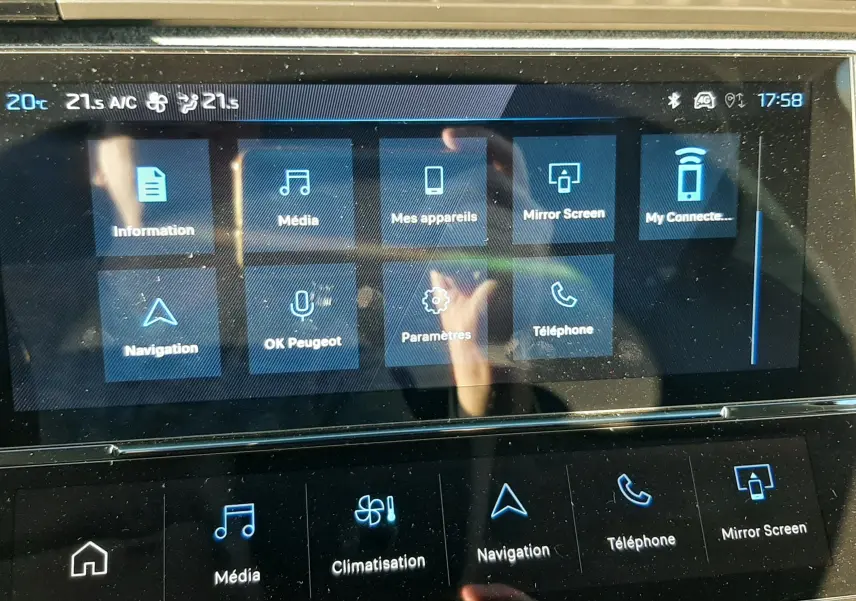 Écran tactile central de la Peugeot 308 Bleu Obsession, affichant le menu multimédia et navigation.