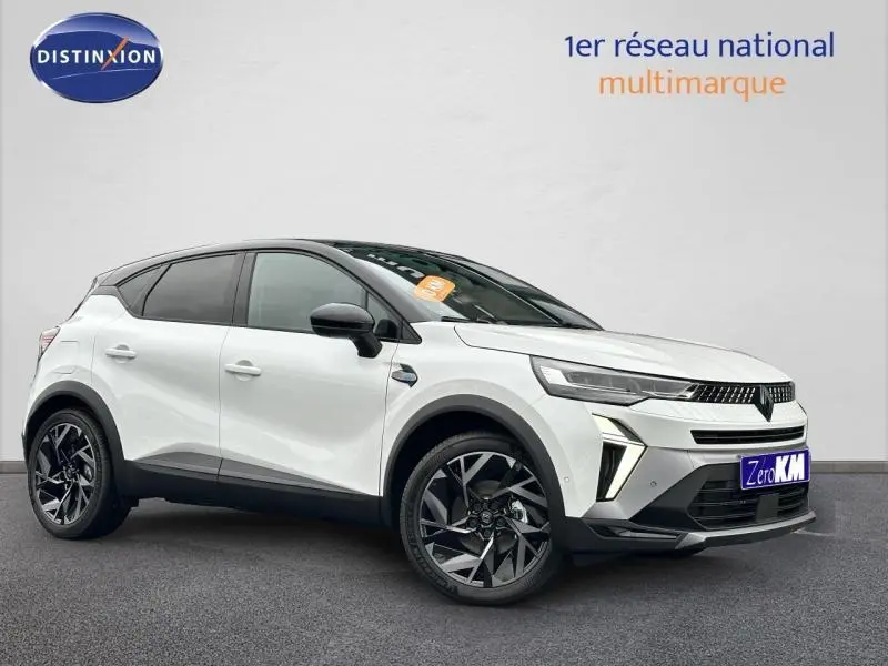 Renault Captur 2025 blanc vue 3/4 avant droit avec jantes noires et détails esprit Alpine visibles
