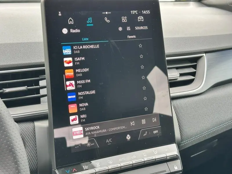 Écran tactile central du tableau de bord du Renault Captur 2025 affichant la liste des radios numériques.