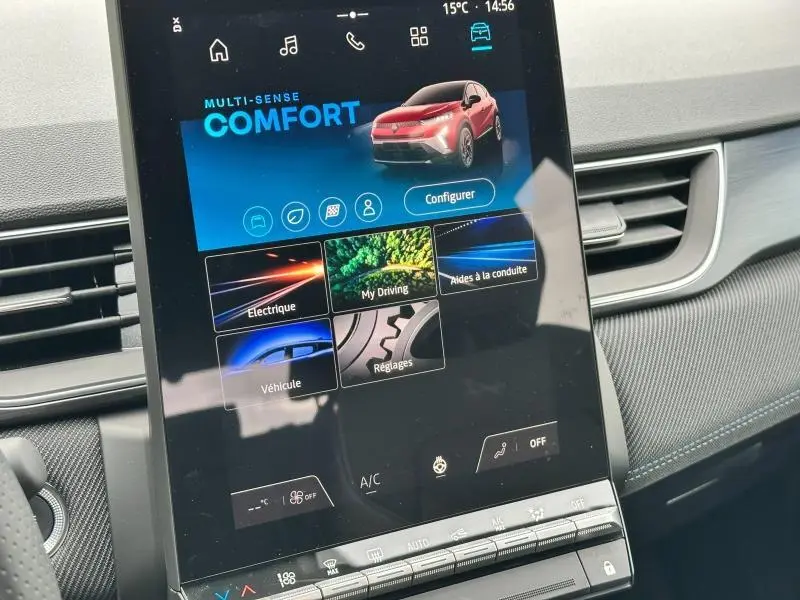 Écran tactile central du Renault Captur 2025 affichant le mode Confort avec illustration rouge du SUV hybride esprit Alpine.