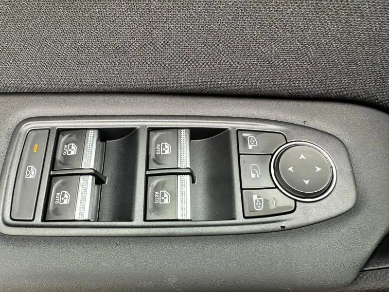 Panneau de commandes des vitres et rétroviseurs côté conducteur du Renault Captur 2025 esprit Alpine, finition noire.