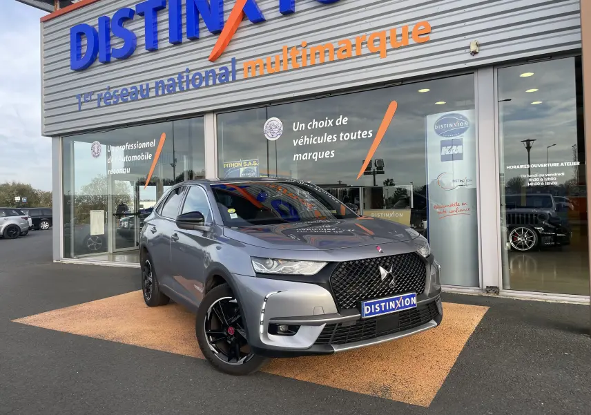 DS7 gris 3/4 avant droit avec calandre noire et jantes noires devant concession Distinxion.