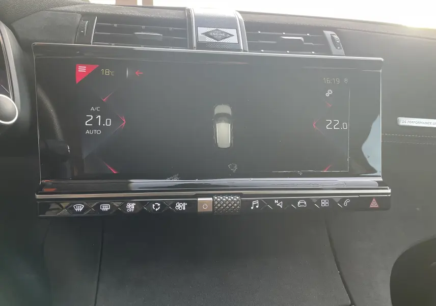 Écran tactile central du tableau de bord du DS7 gris, affichant la climatisation et commandes tactiles en ligne.