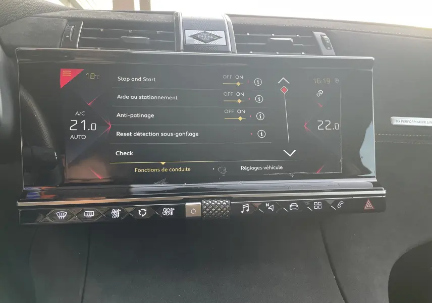 Écran tactile central du DS7 Performance Line 2021 montrant les réglages de conduite et la climatisation à 21°C.