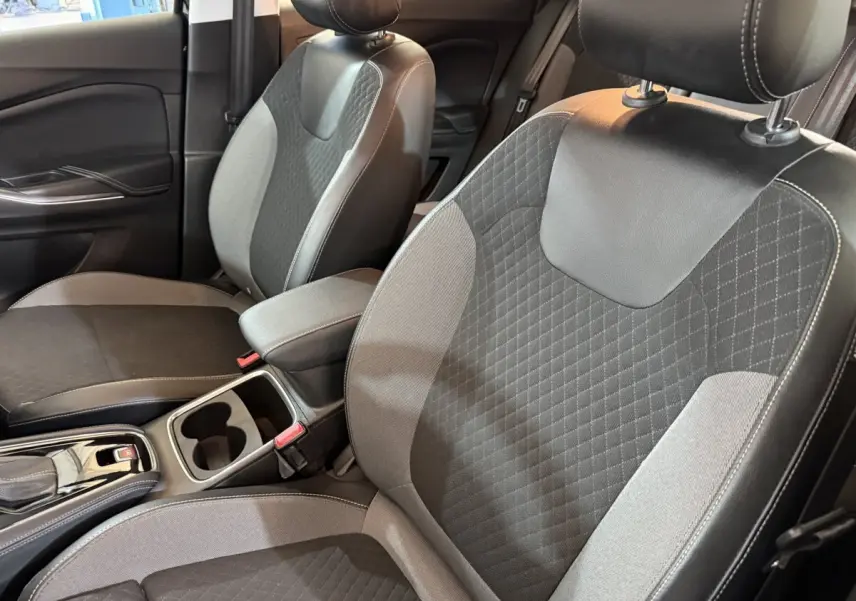 Vue rapprochée des sièges avant en tissu noir et gris de l’Opel Grandland X 2021, version Elegance Business.