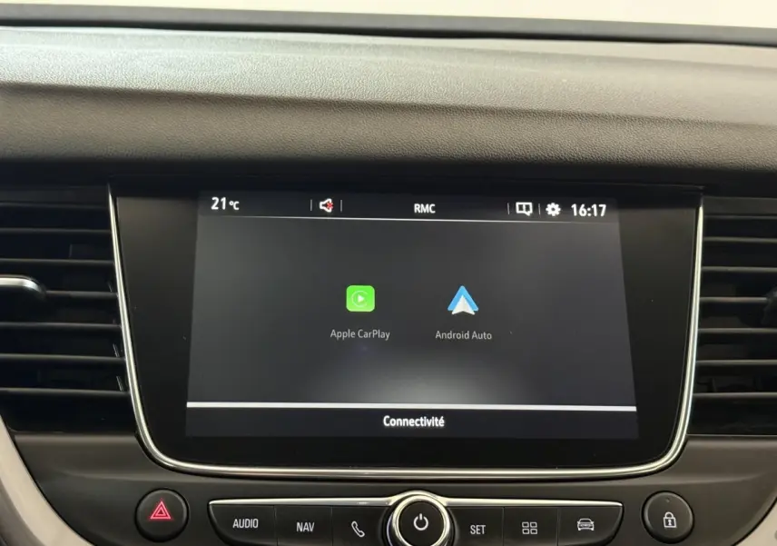Écran tactile central affichant Apple CarPlay et Android Auto dans l’habitacle noir de l’Opel Grandland X.