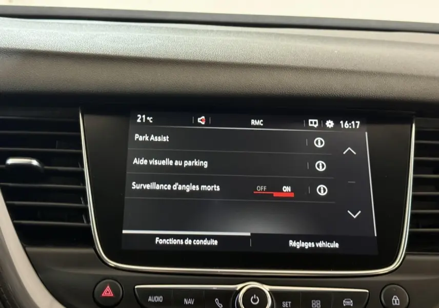 Écran tactile central de l’Opel Grandland X noir affichant les options d’aide au stationnement et surveillance d’angles morts.