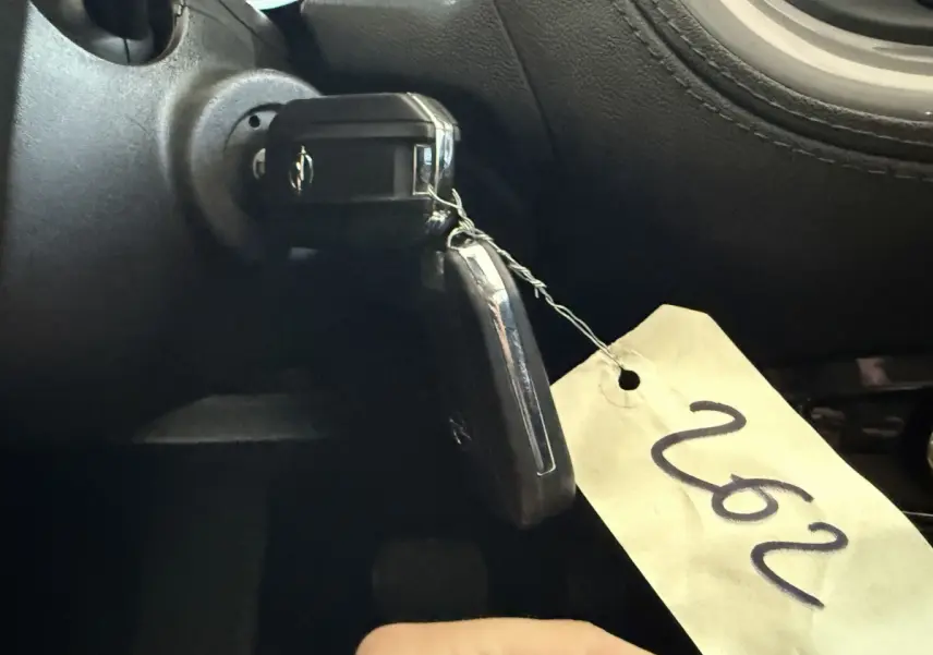 Gros plan sur la clé noire d’un Opel Grandland X 2021 insérée dans le contact, avec étiquette numérotée 262.