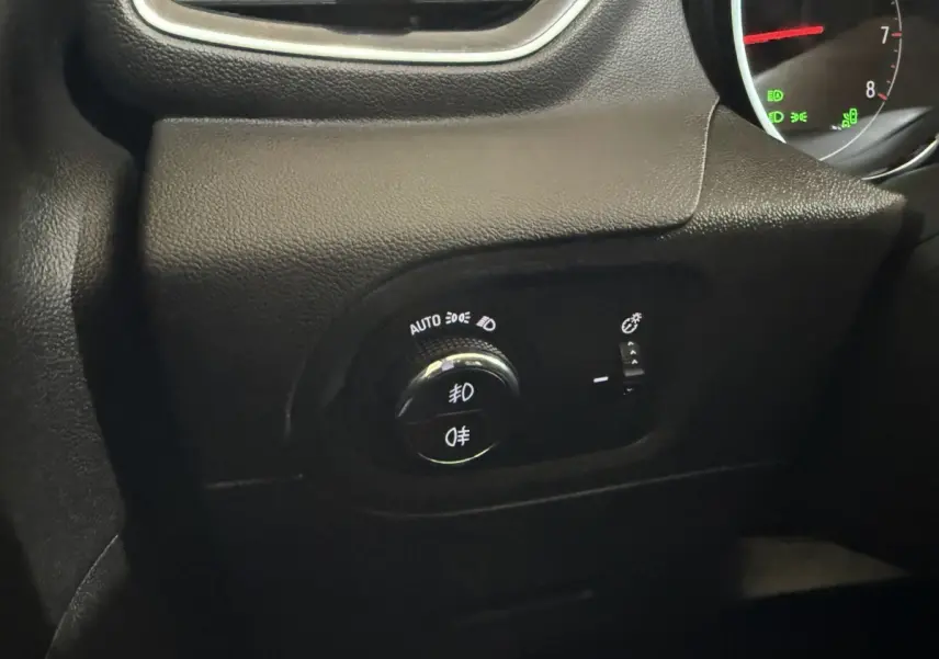 Gros plan sur le bouton de commande des phares et antibrouillards dans l’habitacle noir de l’Opel Grandland X 2021.