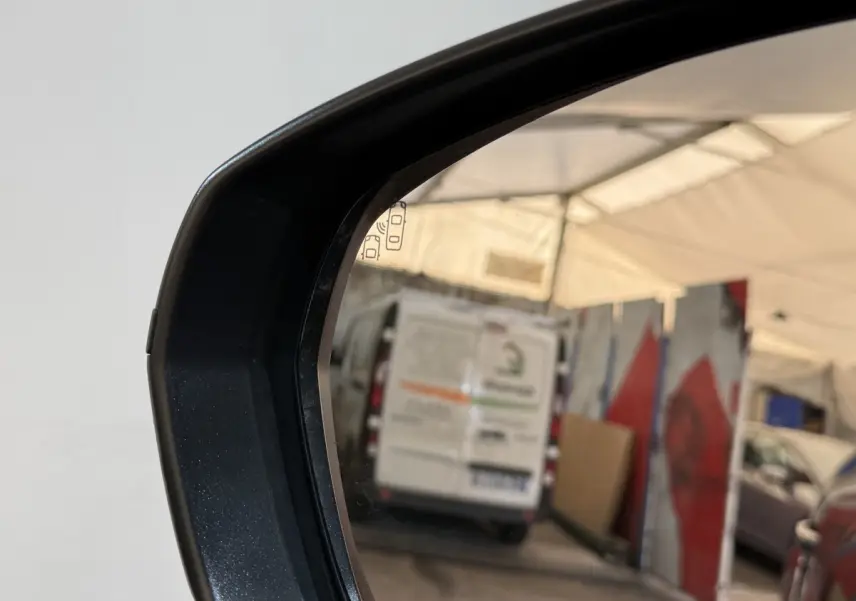 Rétroviseur extérieur droit noir de l’Opel Grandland X 2021 avec caméra d’aide au stationnement visible.