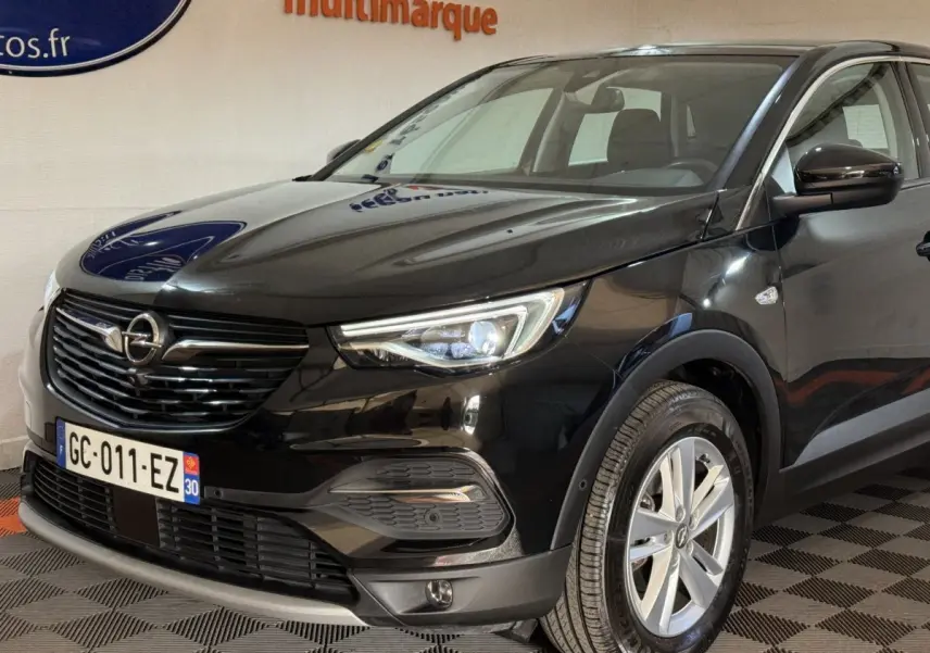 Opel Grandland X noir vu en 3/4 avant droit, mettant en valeur les phares LED et la calandre distinctive.